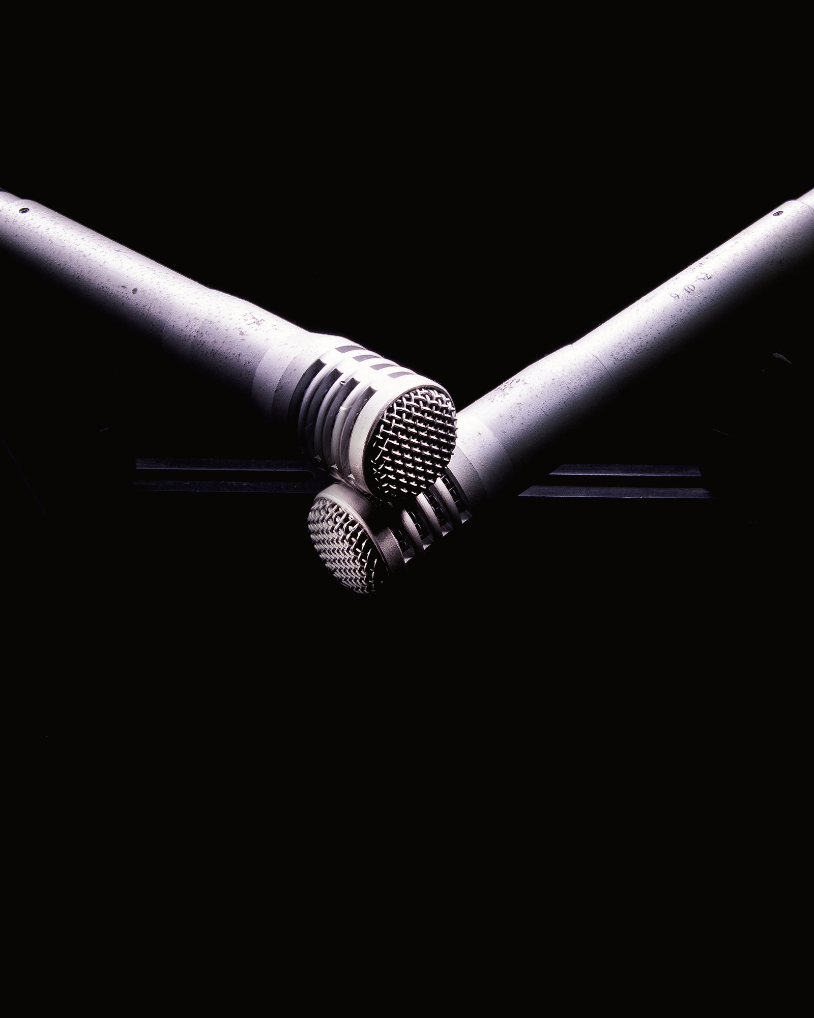 Deux microphones de studio dans la pénombre